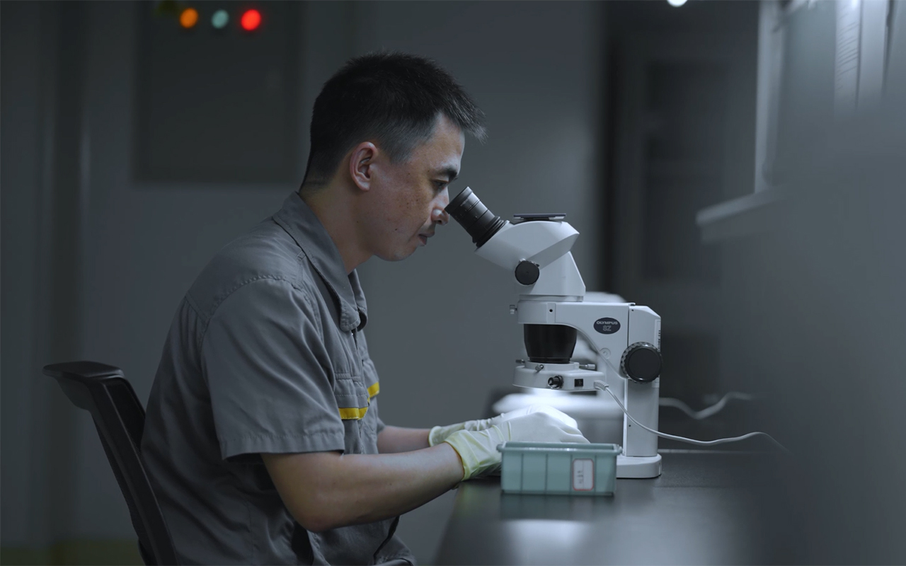 工程师显微镜下检测